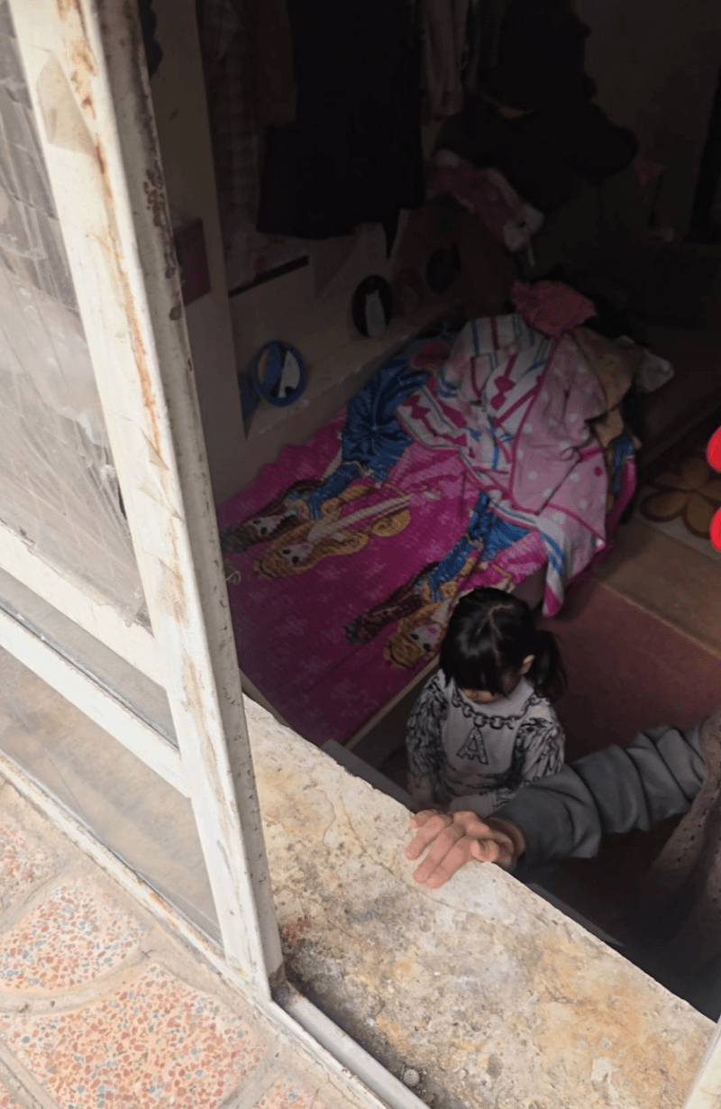 او و کودکانش  را از همان دو اتاق نمور هم بیرون انداختند